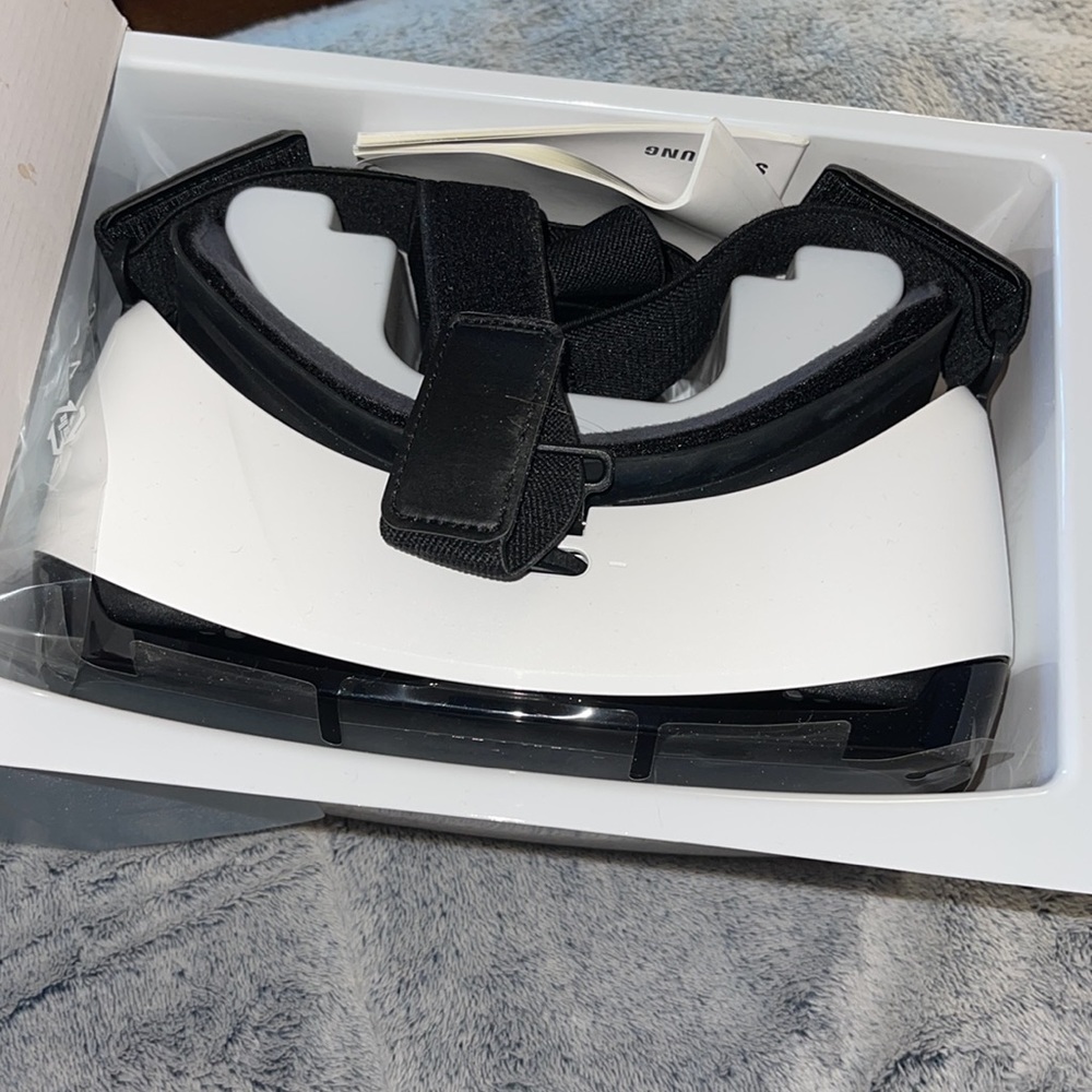 🥽NIB Samsung Gear VR - Picture 3 of 3